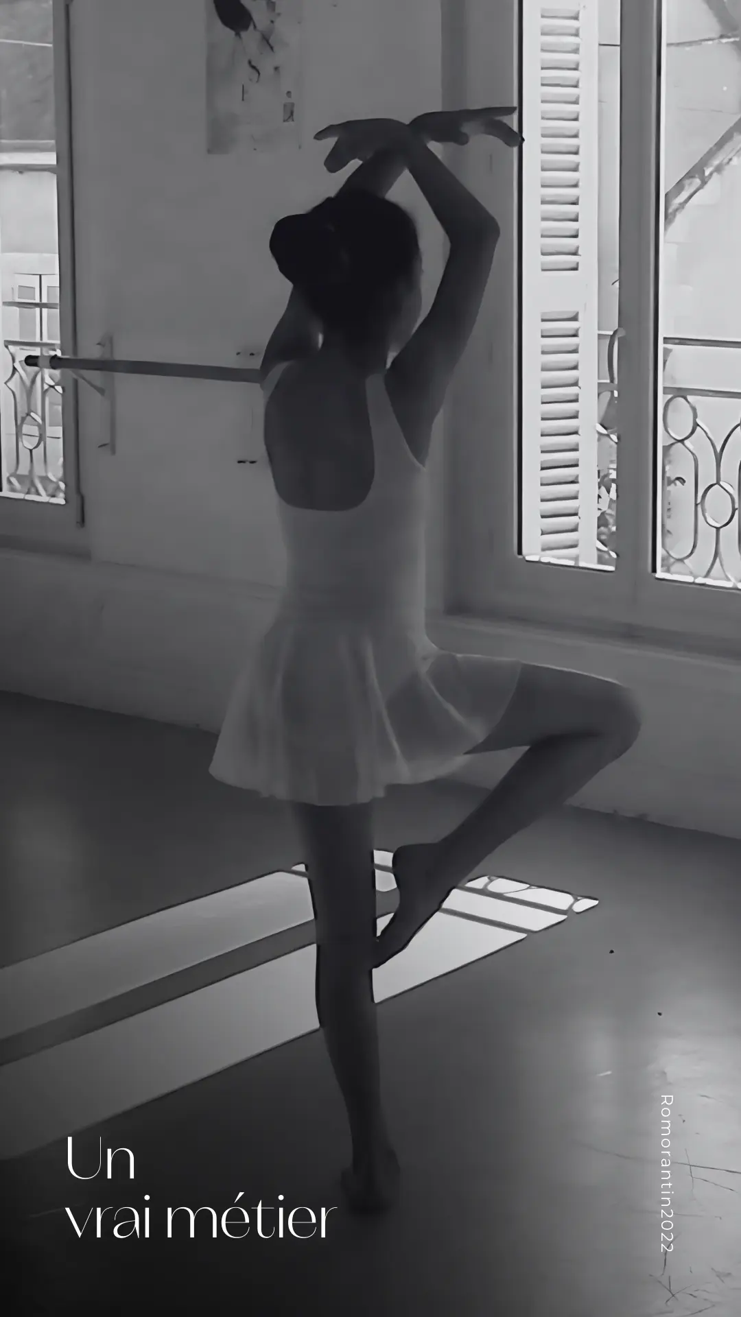 Jeune danseuse en équilibre sur une jambe